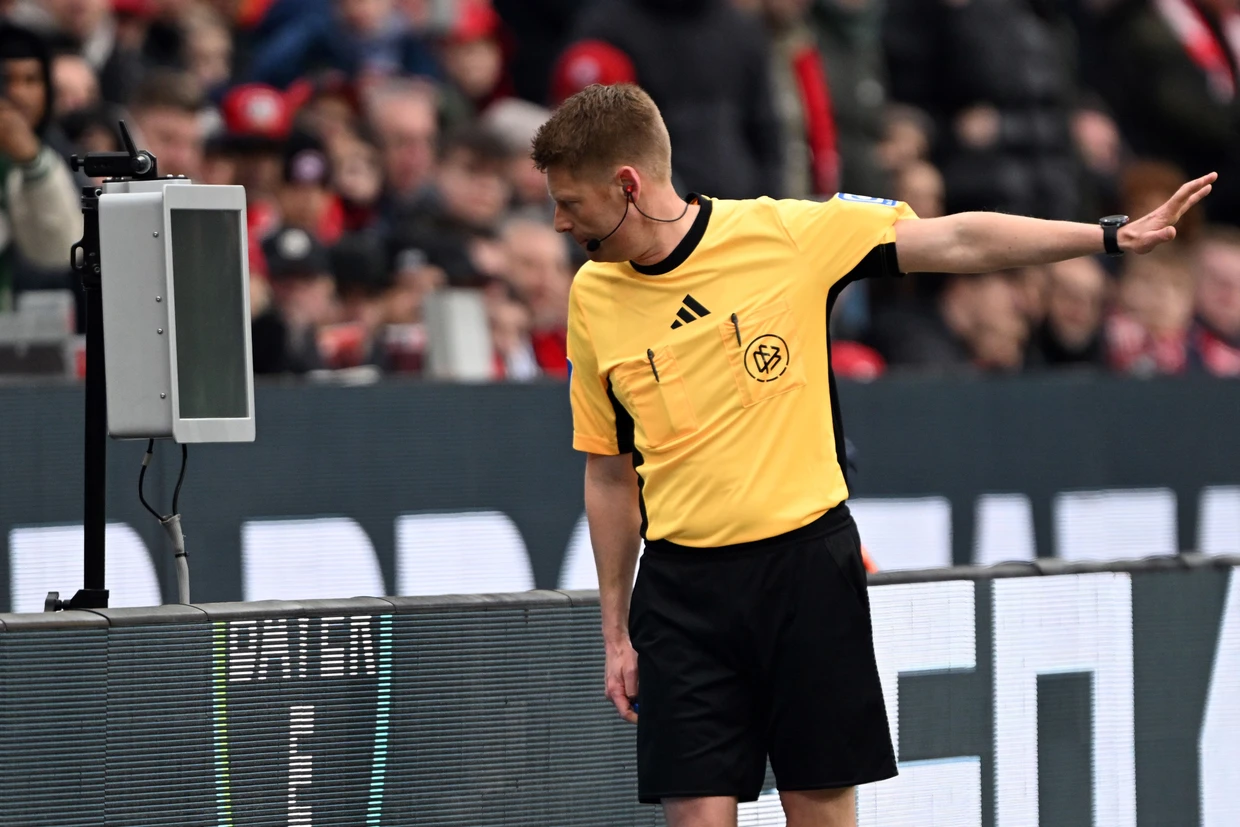 Immer wieder vom VAR zum Video-Studium zitiert: Schiedsrichter Dingert