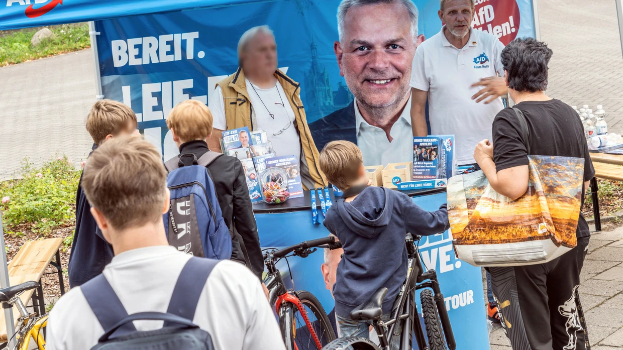 Jugendliche an einem Wahlkampfstand der AfD in Schwerin