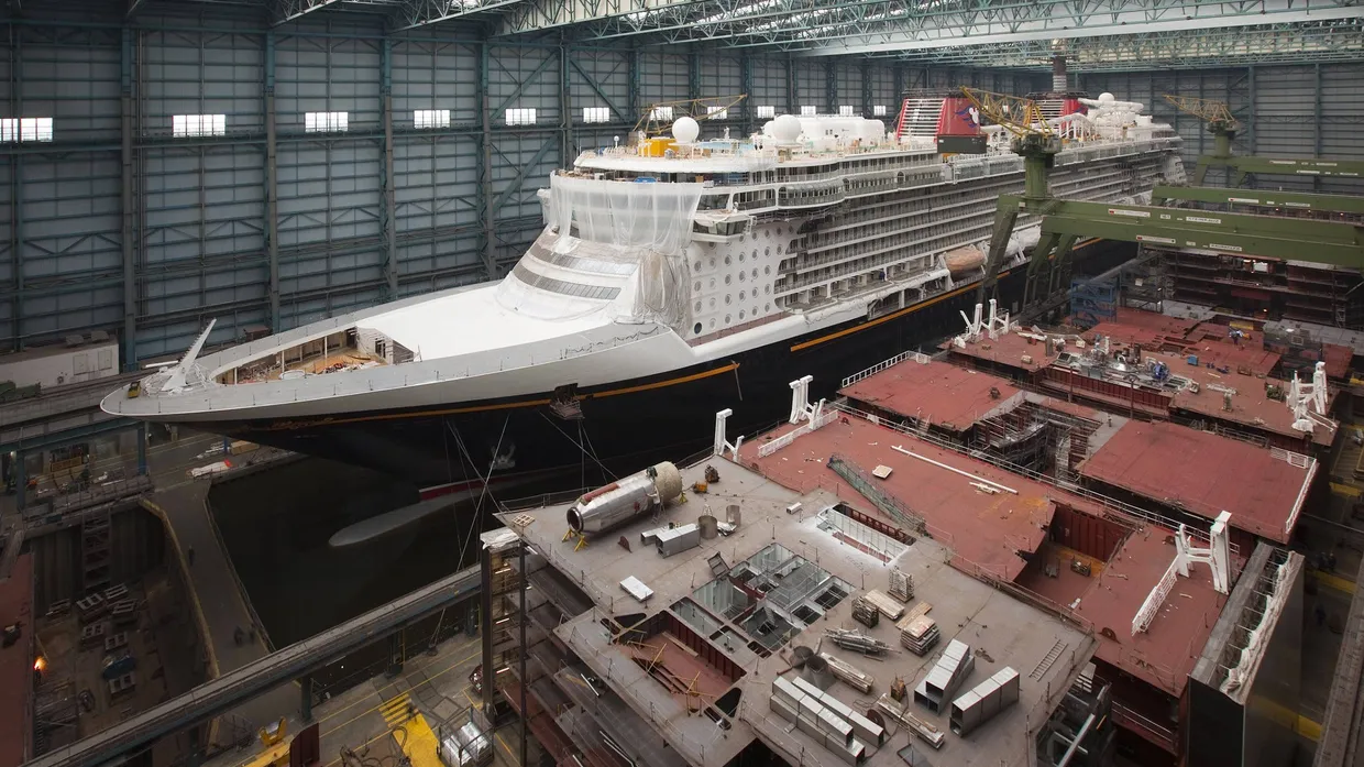 Das Kreuzfahrtschiff „Disney Dream“ im Jahr 2010 im Dock der Meyer Werft in Papenburg.