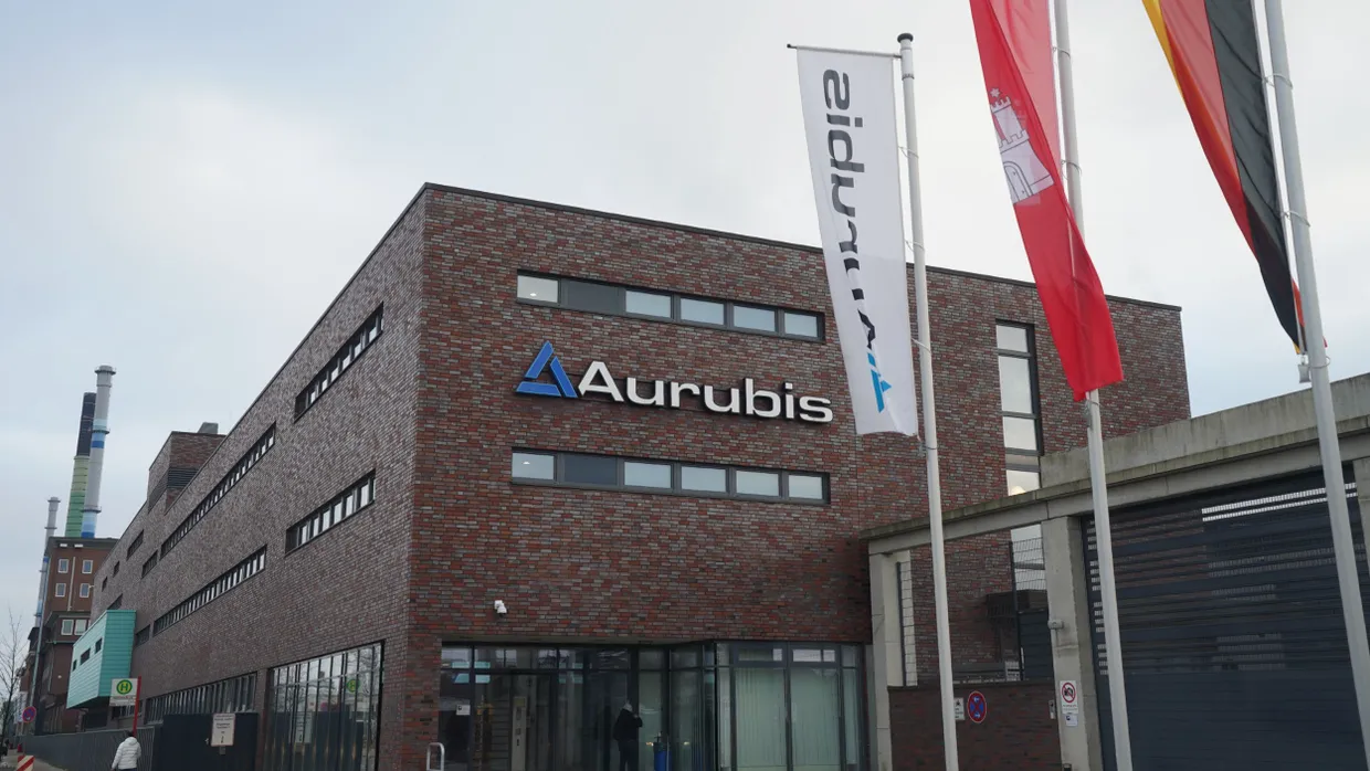 Das Werksgelände der Aurubis AG in Hamburg: Die sechs Angeklagte sollen dort Silber und Gold im Wert von insgesamt elf Millionen Euro gestohlen haben.