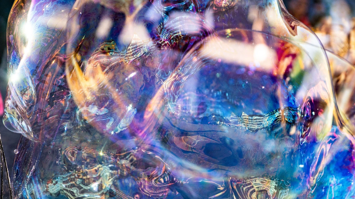 Futuristisch wie die Seifenblase schillert auch KI. Ist es auch nur eine Seifenblase?