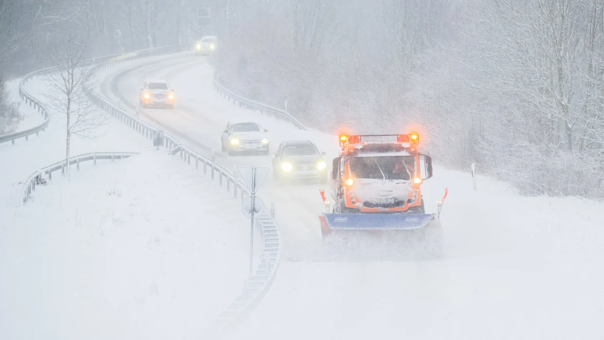 Ein Räumfahrzeug fährt bei Schneefall auf dem Messeschnellweg in der Region Hannover.