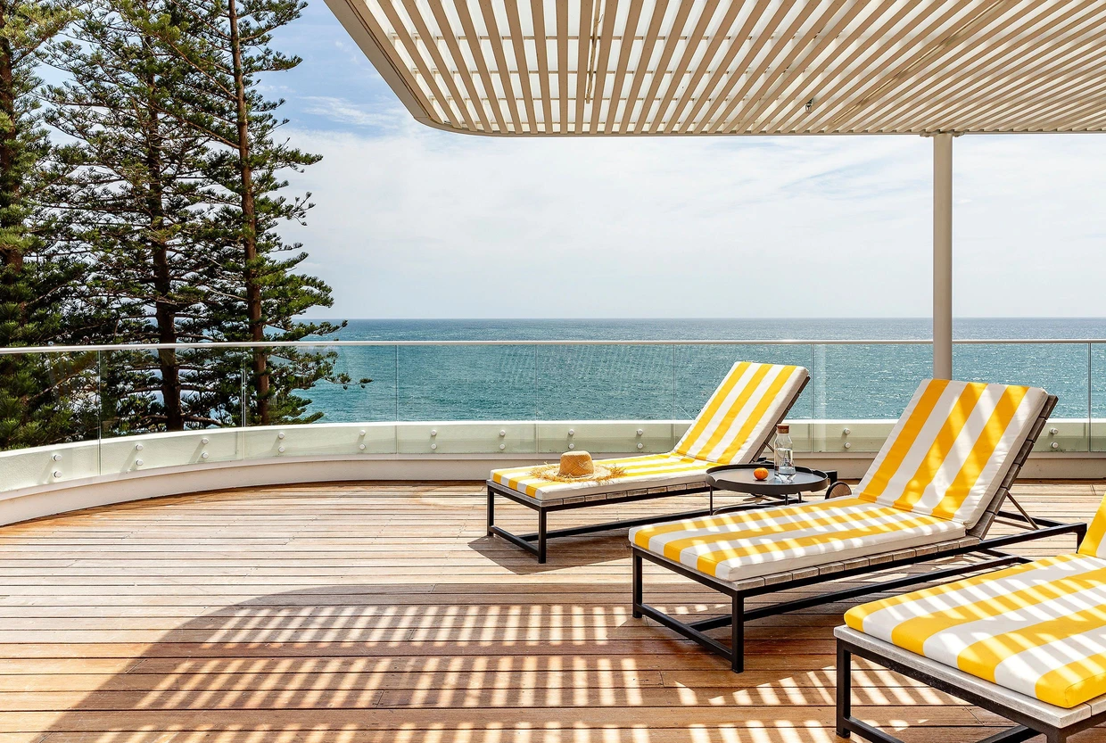 Jetzt fehlt nur noch ein schönes Buch: Dachterrasse im Surf Yamba.
