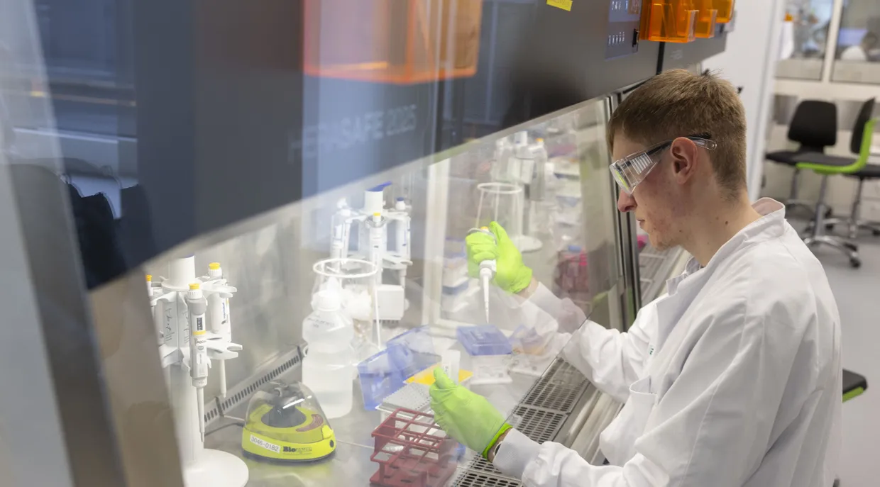 Mitarbeiter in einem Labor von Biontech in Mainz