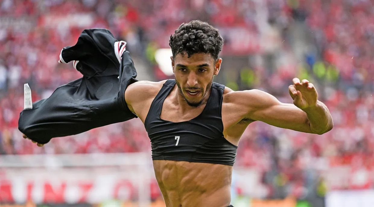 Tor erzielt, Trikot vom Leib gerissen: Omar Marmoush nimmt die Gelbe Karte dafür gern in Kauf. Sein Treffer bedeutet für die Eintracht das 1:1 in Mainz