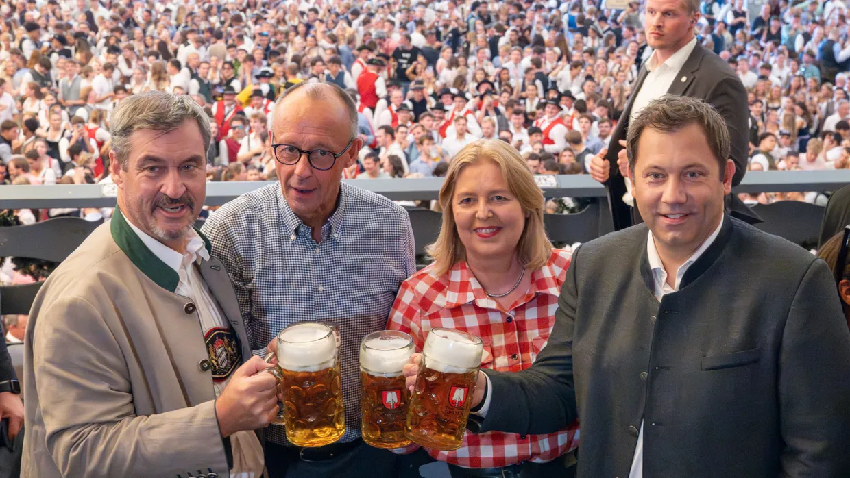 Fest am Glas: Die Vorsitzenden der Berliner Regierungsparteien Söder, Merz, Bas und Klingbeil am 21.September 2025 auf der Münchner „Wiesn“