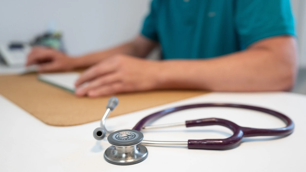 Im Sprechzimmer eines Hausarztes: Der Anspruch auf Lohnfortzahlung gilt grundsätzlich für sechs Wochen.