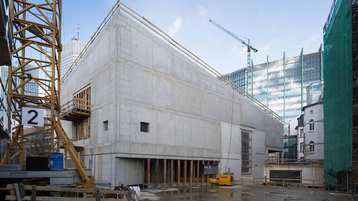 Grauer Beton: Der Rohbau des neuen Jüdischen Museums muss noch mit Baumstämmen abgestützt werden, bis der Beton ausgehärtet ist.