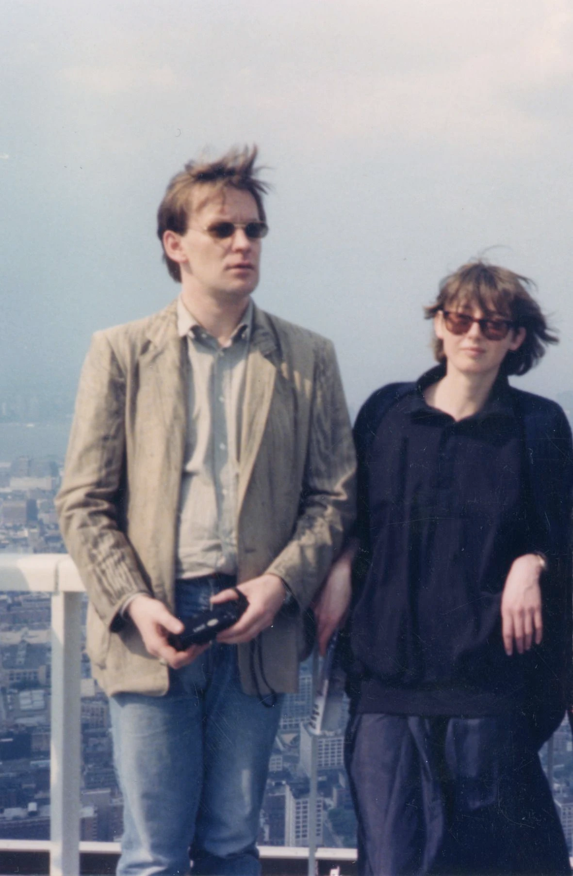 Ein Dokument ihrer Freundschaft: Martin Kippenberger und Gisela Capitain 1984 auf dem World Trade Center in New York