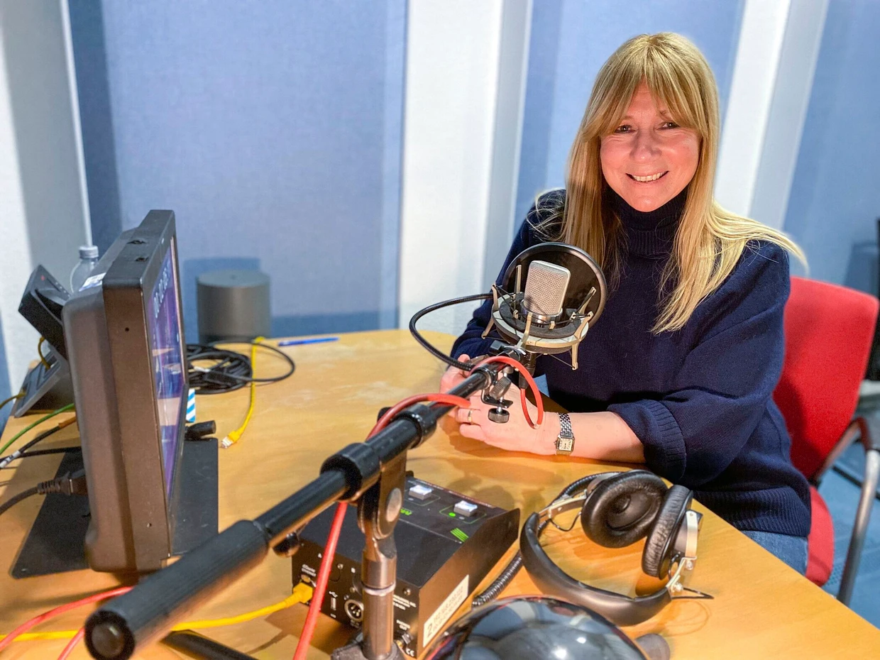 Im Tonstudio: Radiomoderatorin Susi Müller lieh ihre Stimme 2023 noch einmal dem TV-Flirtformat „Dating Game“.