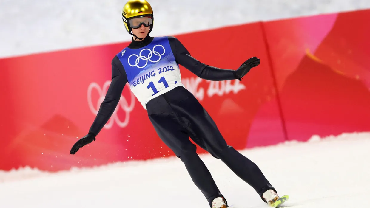 Anzug zu groß? Im Gegenteil, sagt Karl Geiger nach Bronze im Teamspringen bei den Olympischen Winterspielen in Peking.