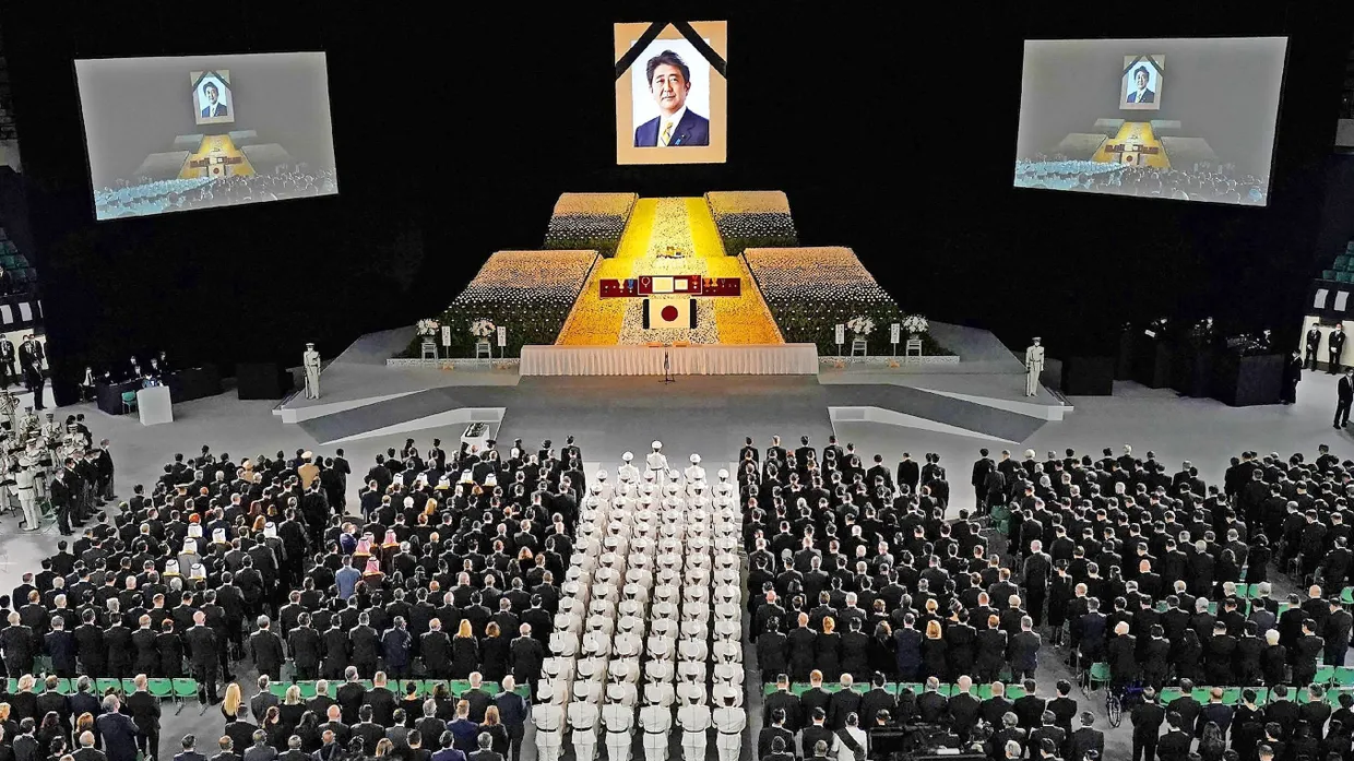 In Trauer: In der Budokan-Halle haben am Dienstag Gäste aus aller Welt des getöteten früheren japanischen Ministerpräsidenten Shinzo Abe gedacht.