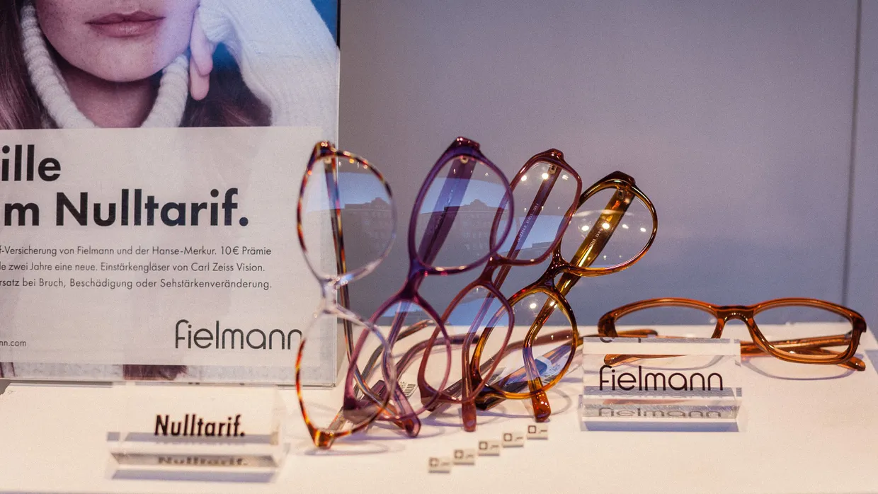Die Optikerkette Fielmann wird durch die Auswirkungen der Coronavirus-Pandemie und den Online-Handel bedrängt.