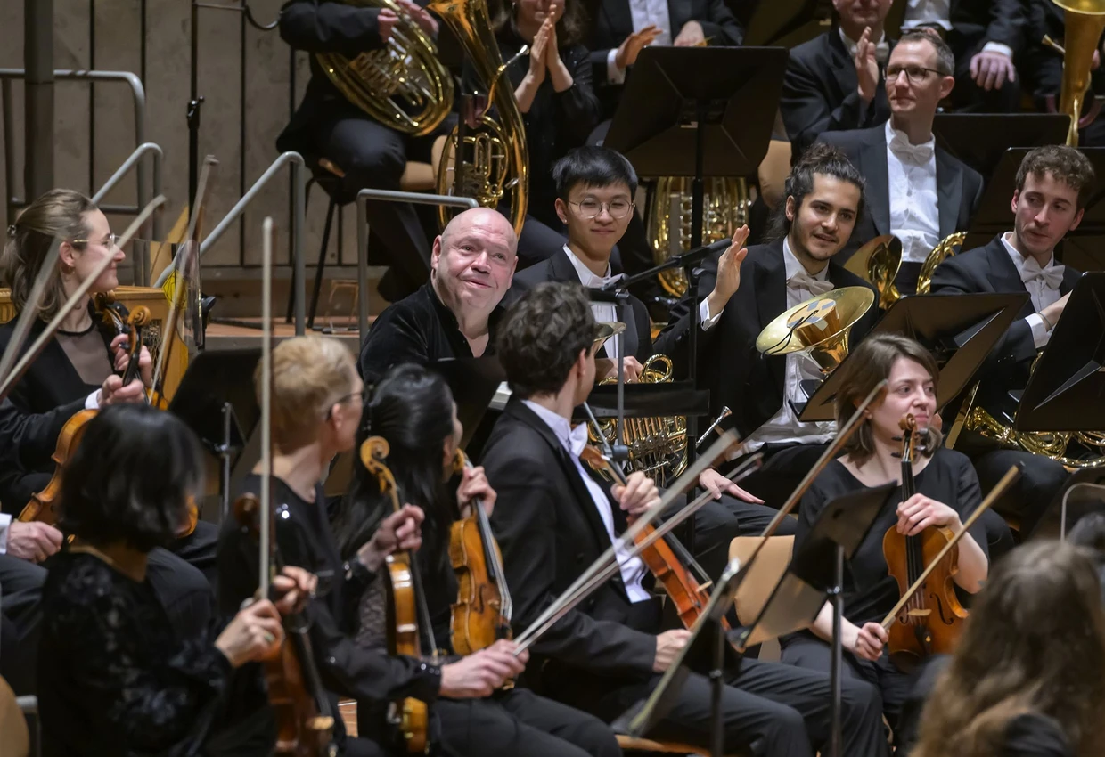 Thomas Quasthoff (Mitte) spricht das Melodram in Schönbergs „Gurreliedern“