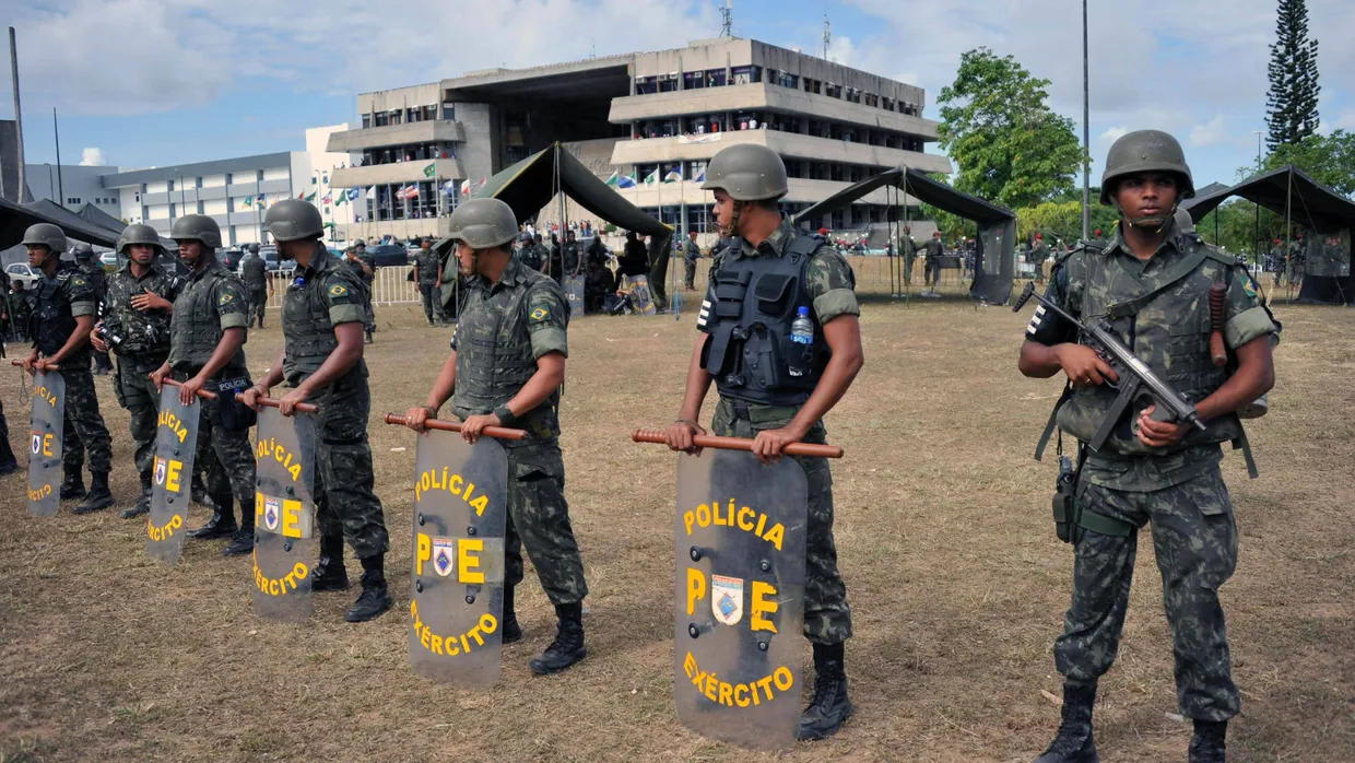 Soldaten bewachen das Parlament in Salvador da Bahia, in dem sich Angehörige der „policía militar“ verschanzt haben