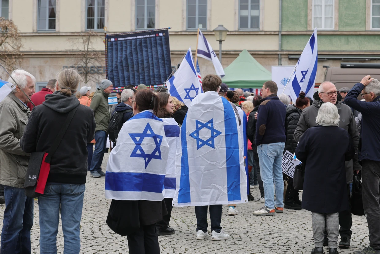 Gegen die Politisierung: Teilnehmer demonstrieren bei einer Kundgebung der Deutsch-Israelischen Gesellschaft gegen Propaganda in Buchenwald auf dem Goetheplatz.