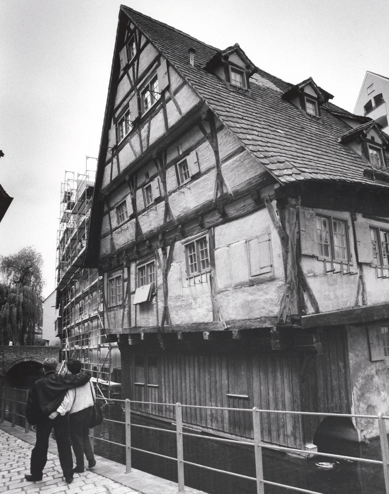 Das „Schiefe Haus“ 1993, vor der umfassenden Sanierung.