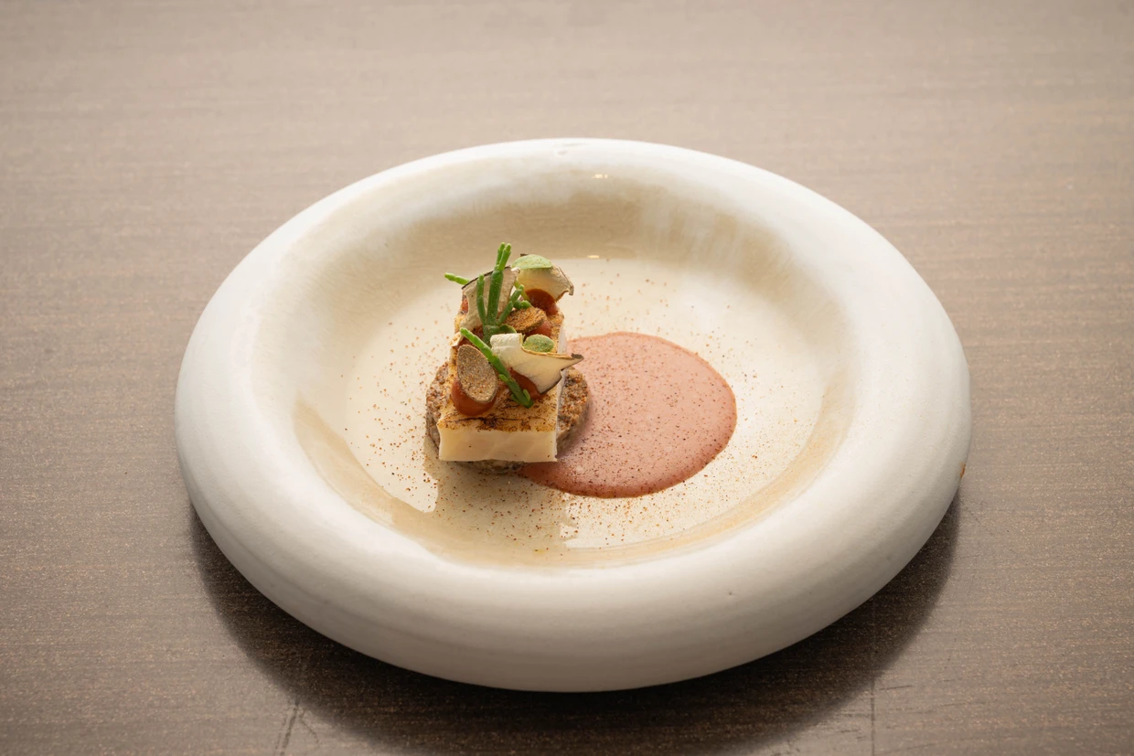 Durchdachte Komposition: Gereifter Stöhr mit Waldpilzen, deutschem Burgundertrüffel, Hagebutte, Salicorn und einer  Portwein-Trüffel-Vinaigrette