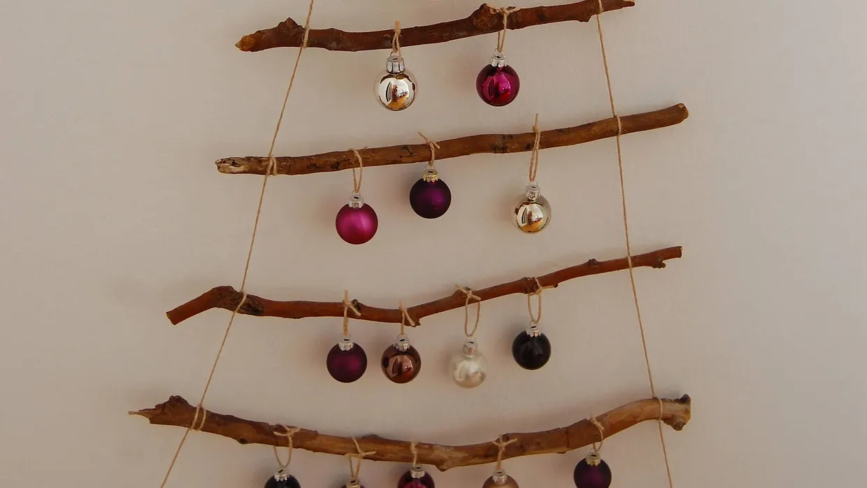 Upcycling: Mit Ästen vom ausgedienten Christbaum kann ein Weihnachtsbaum für immer gemacht werden