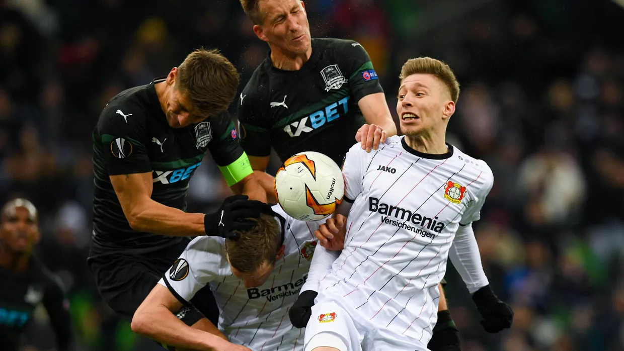 Kopf an Kopf in Krasnodar: Spieler von Bayer Leverkusen und FK Krasnodar hängen sich rein