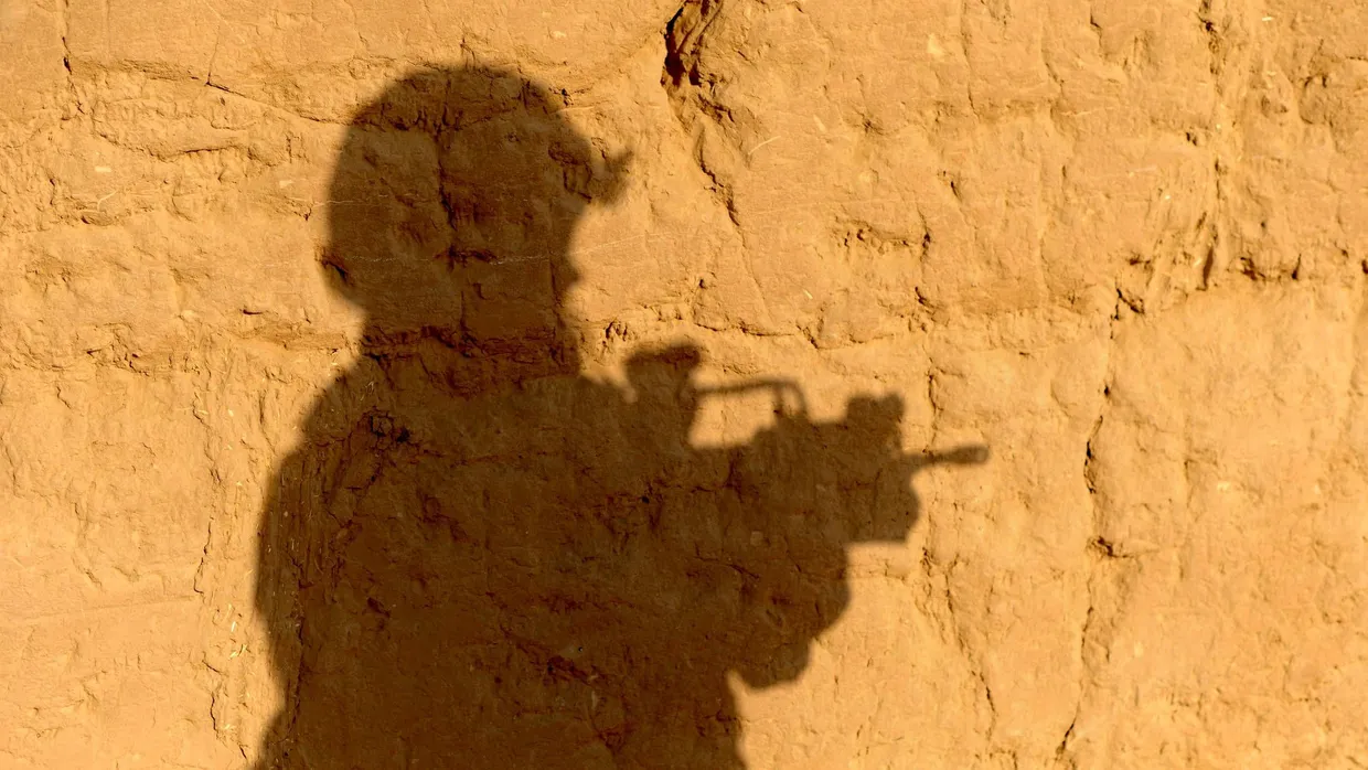 Schatten eines Bundeswehrsoldaten auf einer Lehmwand bei Kunduz