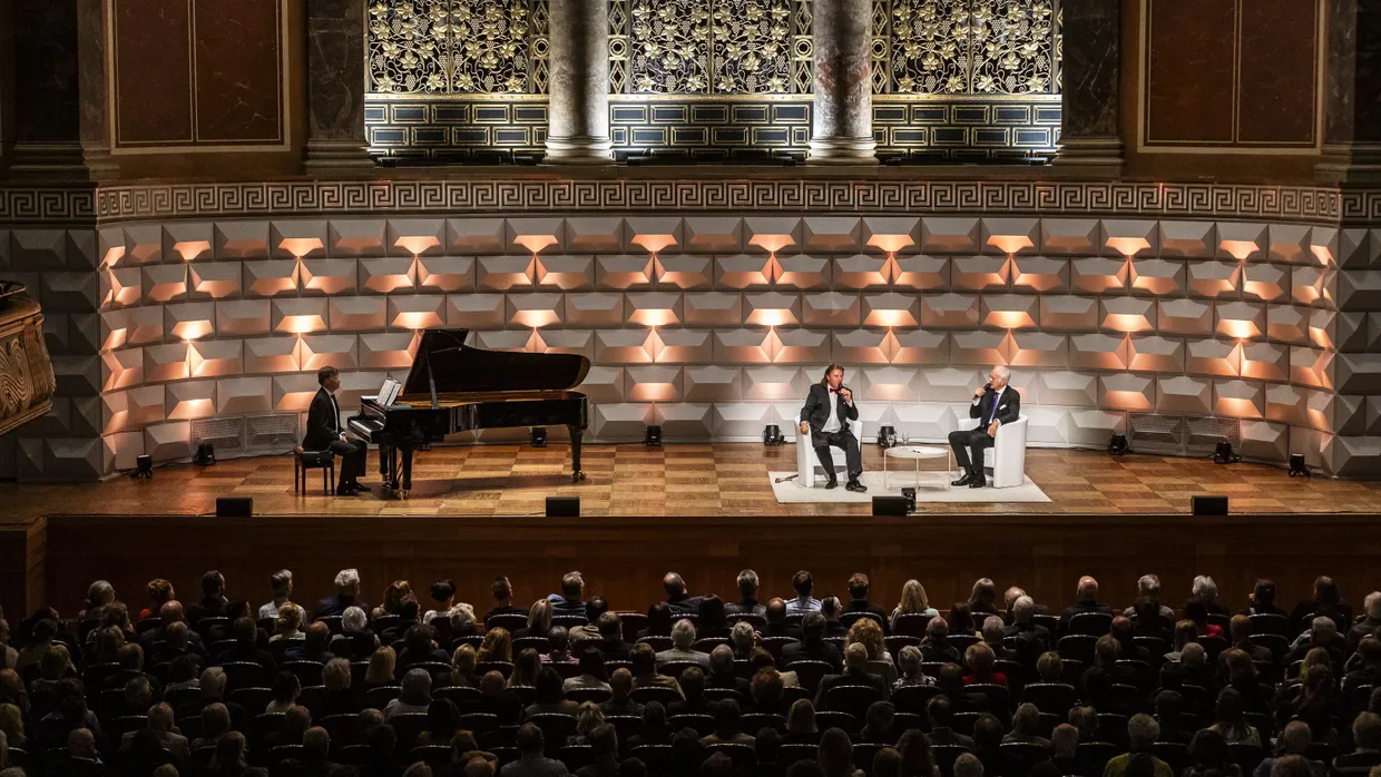 Der Pianist Jobst Schneiderhan, Tenorsänger Klaus Florian Vogt und Entertainer Harald Schmidt im Wiesbadener Kurhaus. Foto: Samira Schulz.