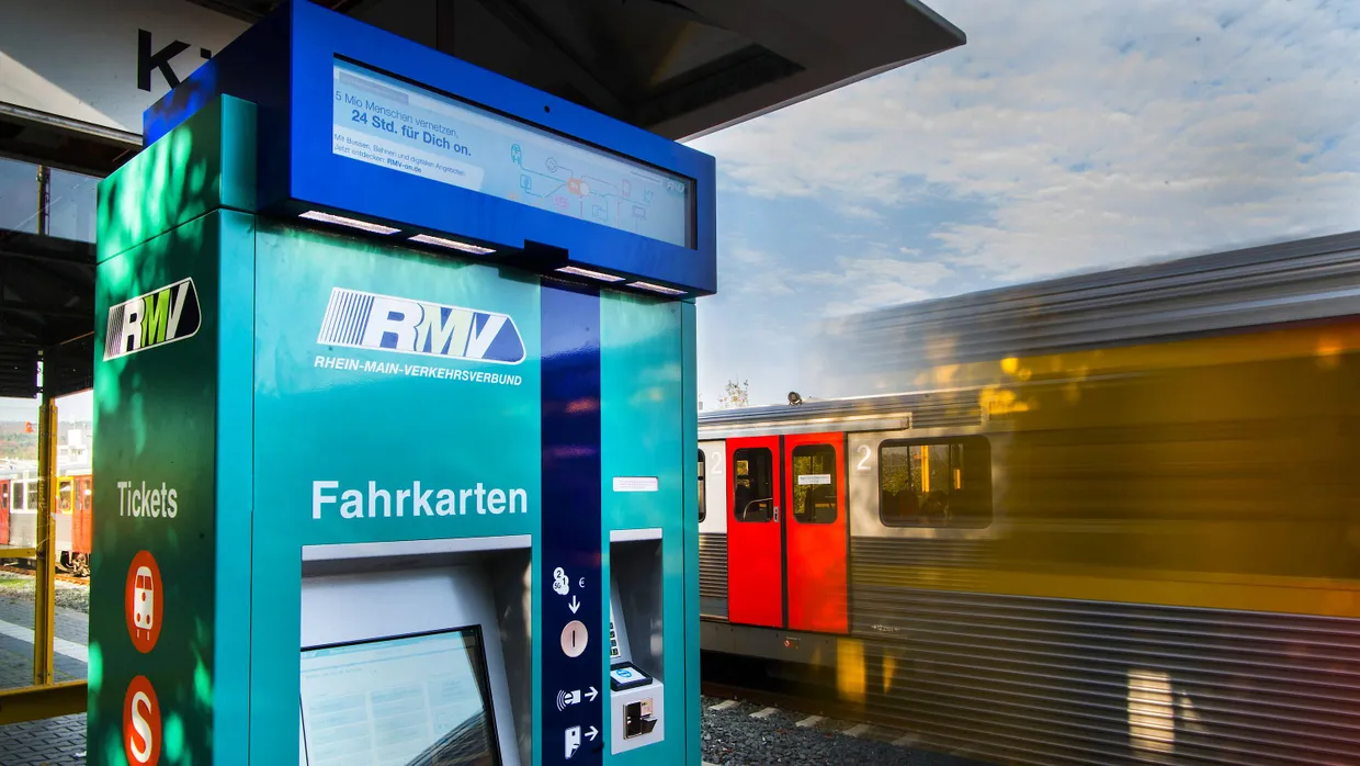 Kostenpunkt: Zum Januar erhöht der RMV viele Tarife, so manche Fahrt wird aber auch billiger