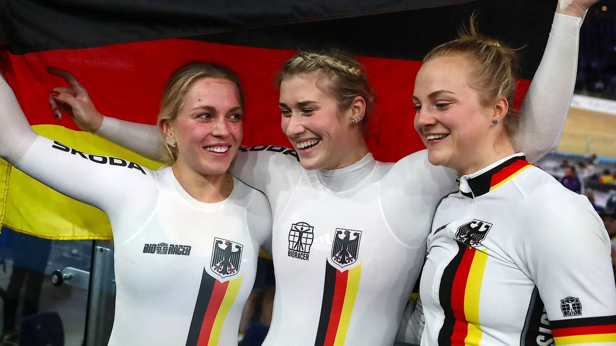 Strahlende Fahrerinnen: Emma Hinze, Pauline Sophie Grabosch und Lea Sophie Friedrich (von links) in Berlin