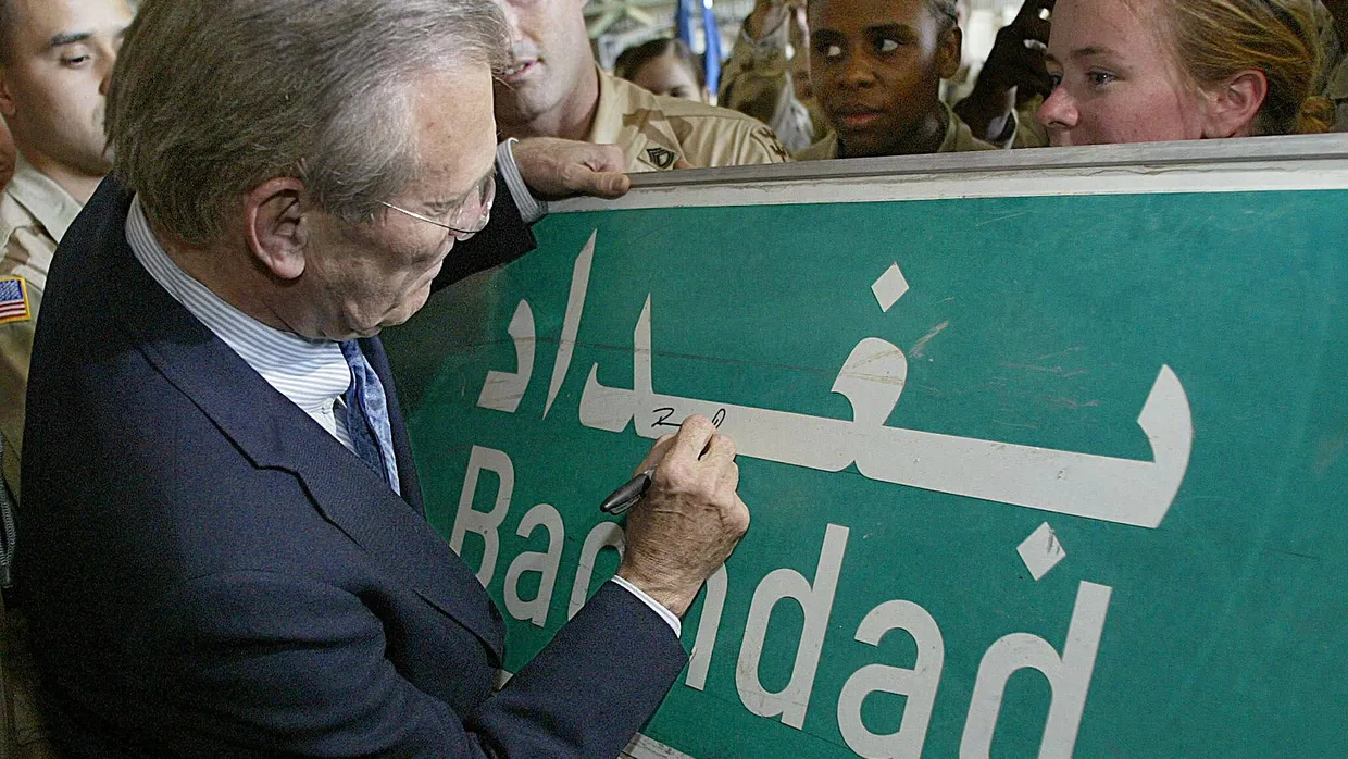 April 2003: Auf Bitten eines amerikanischen Soldaten signiert Donald Rumsfeld am Flughafen Bagdad ein erbeutetes Ortsschild.