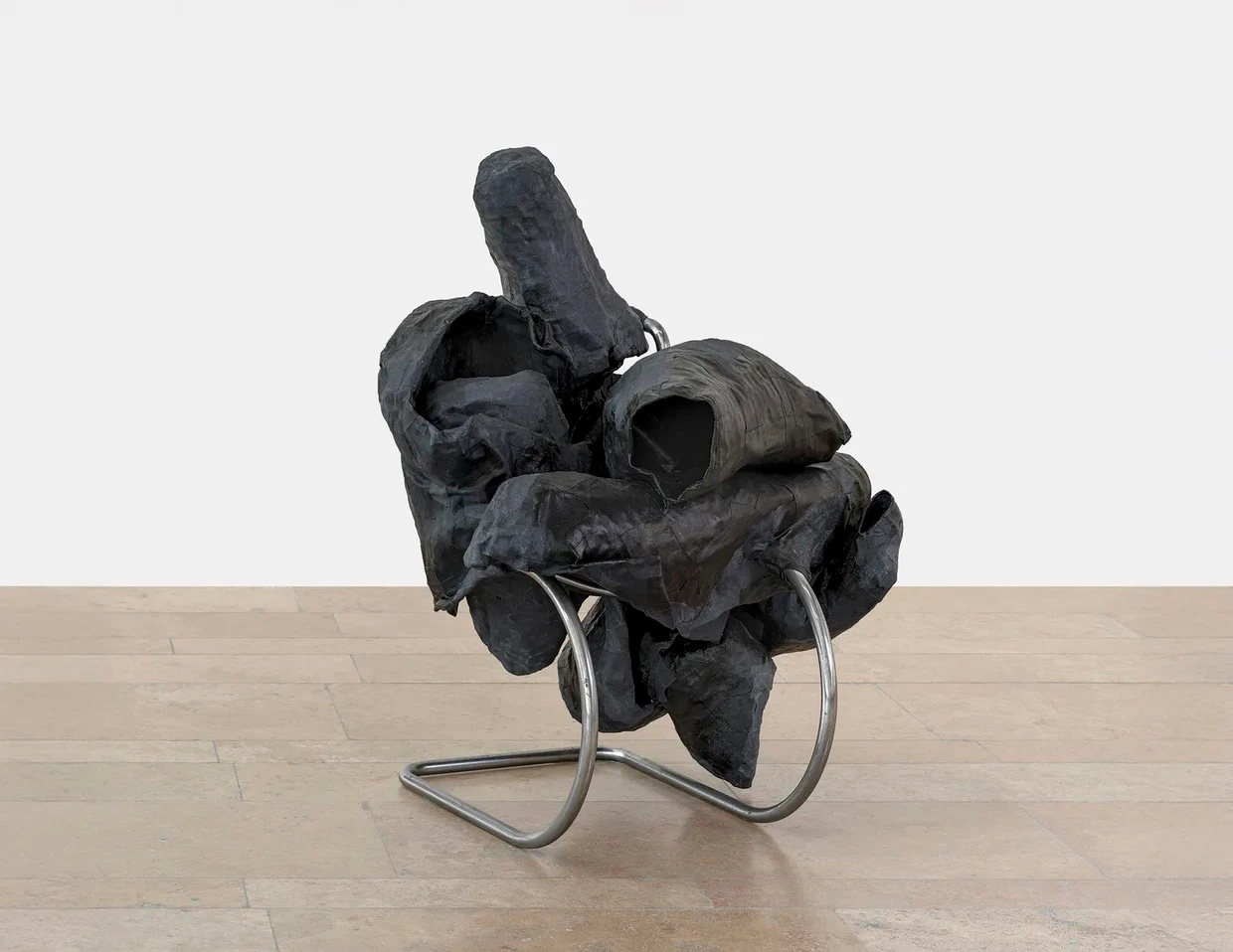 Bei Capitain Petzel: Rodney McMillian, „Untitled (Knoll's chair)“, 2023/2026