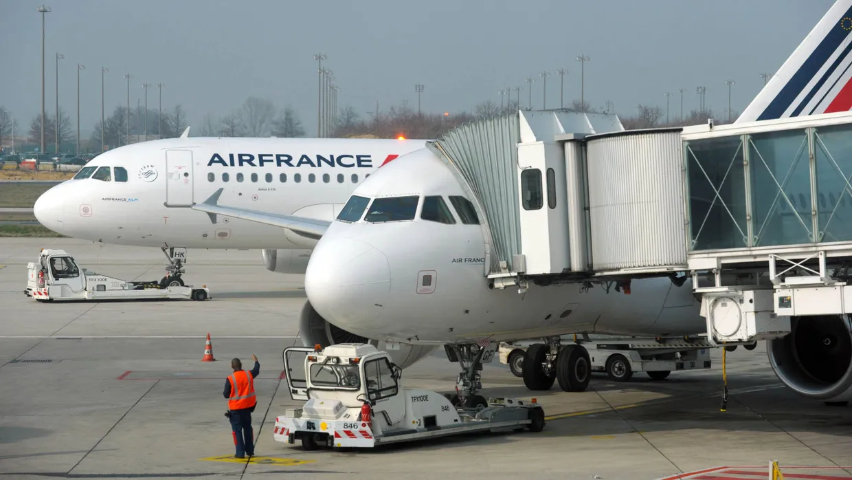 Air-France-Flieger am Flughafen Charles de Gaulle in Paris