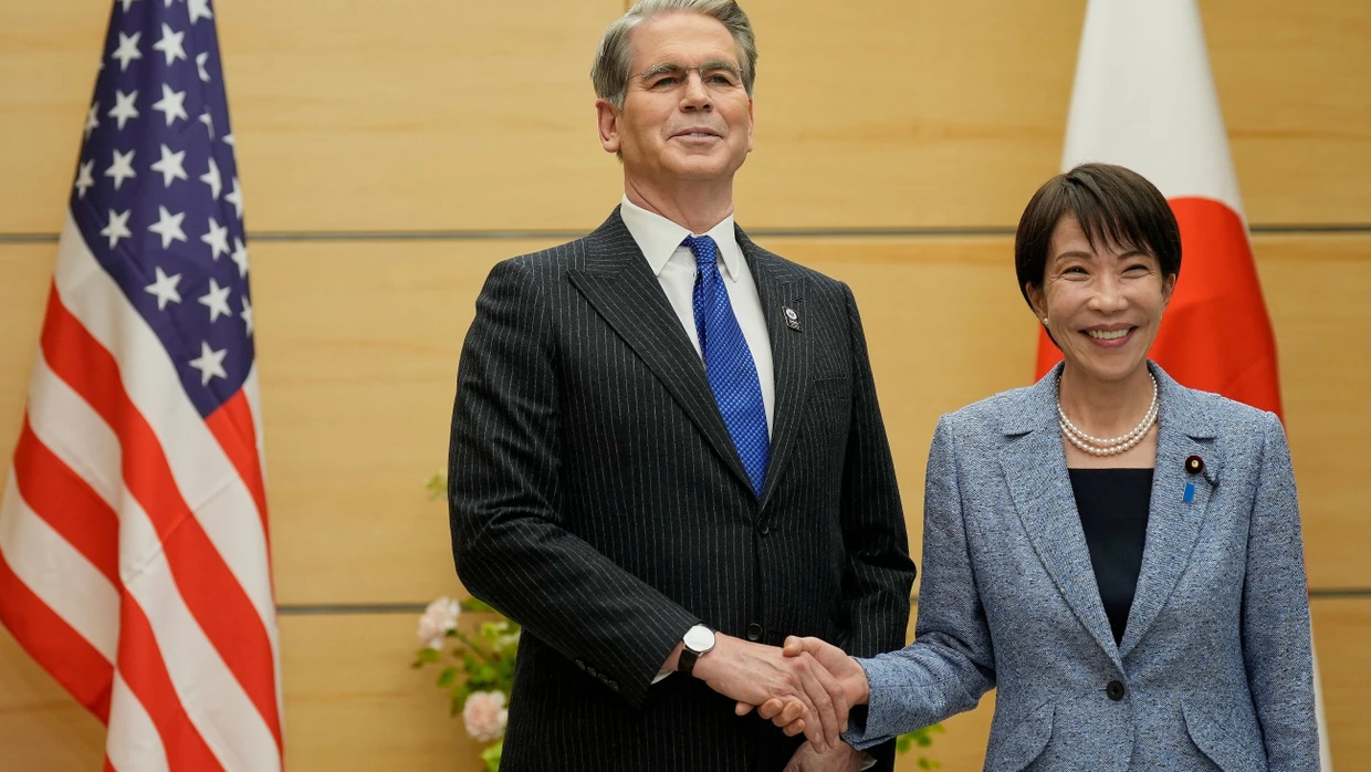 Der amerikanische Finanzminister Scott Bessent mit Japans Ministerpräsidentin Sanae Takaichi im Mai