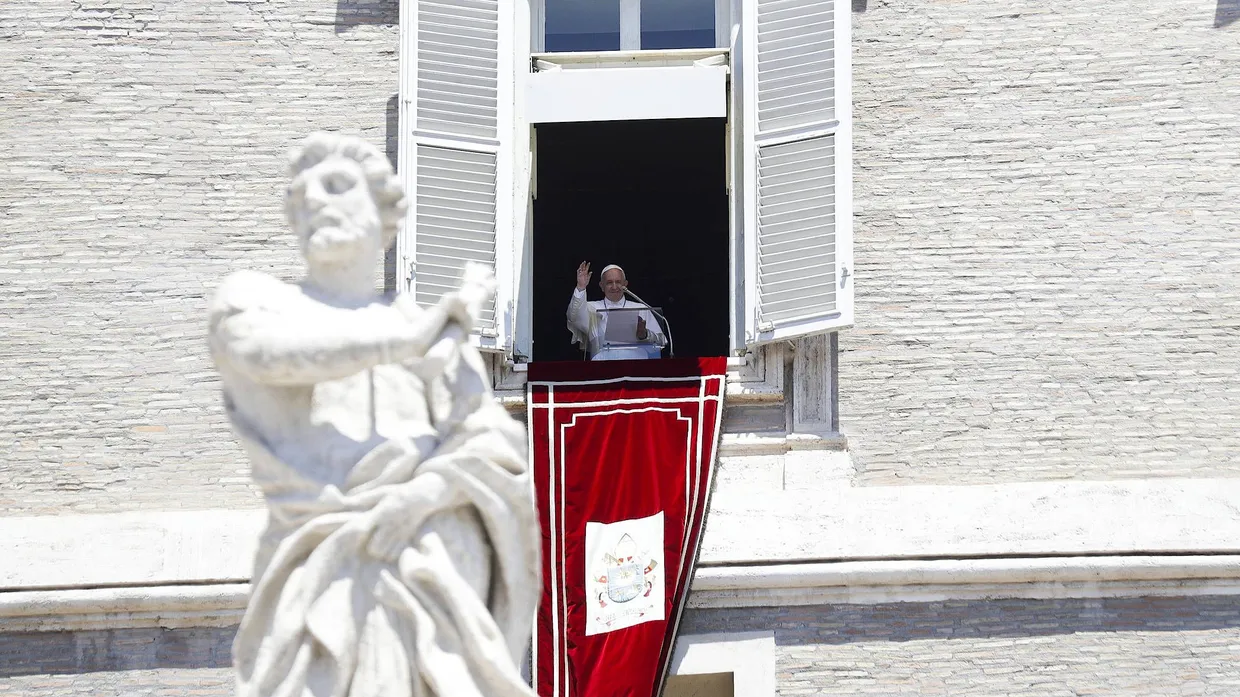 Ein Wink: Papst Franziskus beim Angelus-Gebet