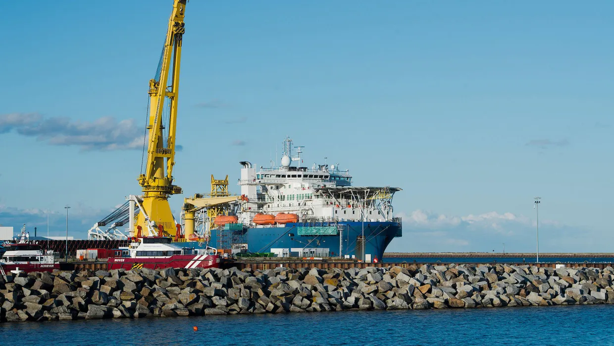 Das russische Verlegeschiff „Akademik Tscherski“ liegt im Hafen Sassnitz-Mukran auf der Insel Rügen.