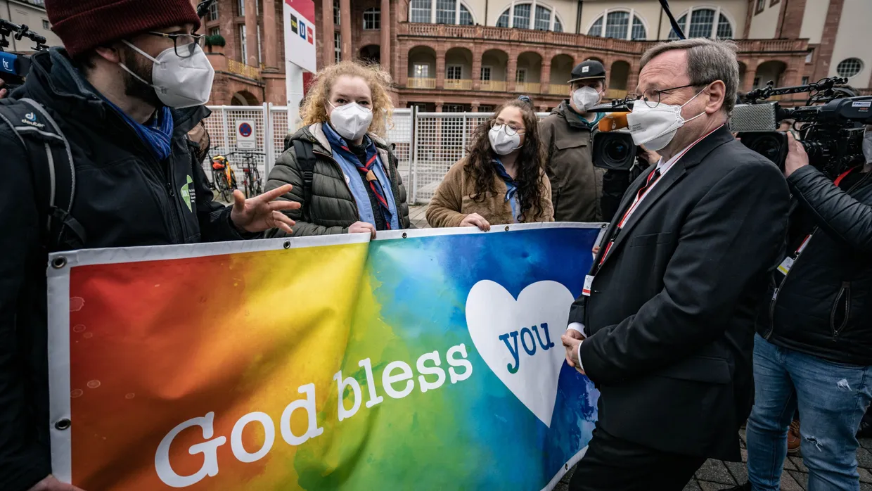Georg Baetzing am 3. Februar im Gespräch mit protestierenden jungen Aktivisten in Frankfurt
