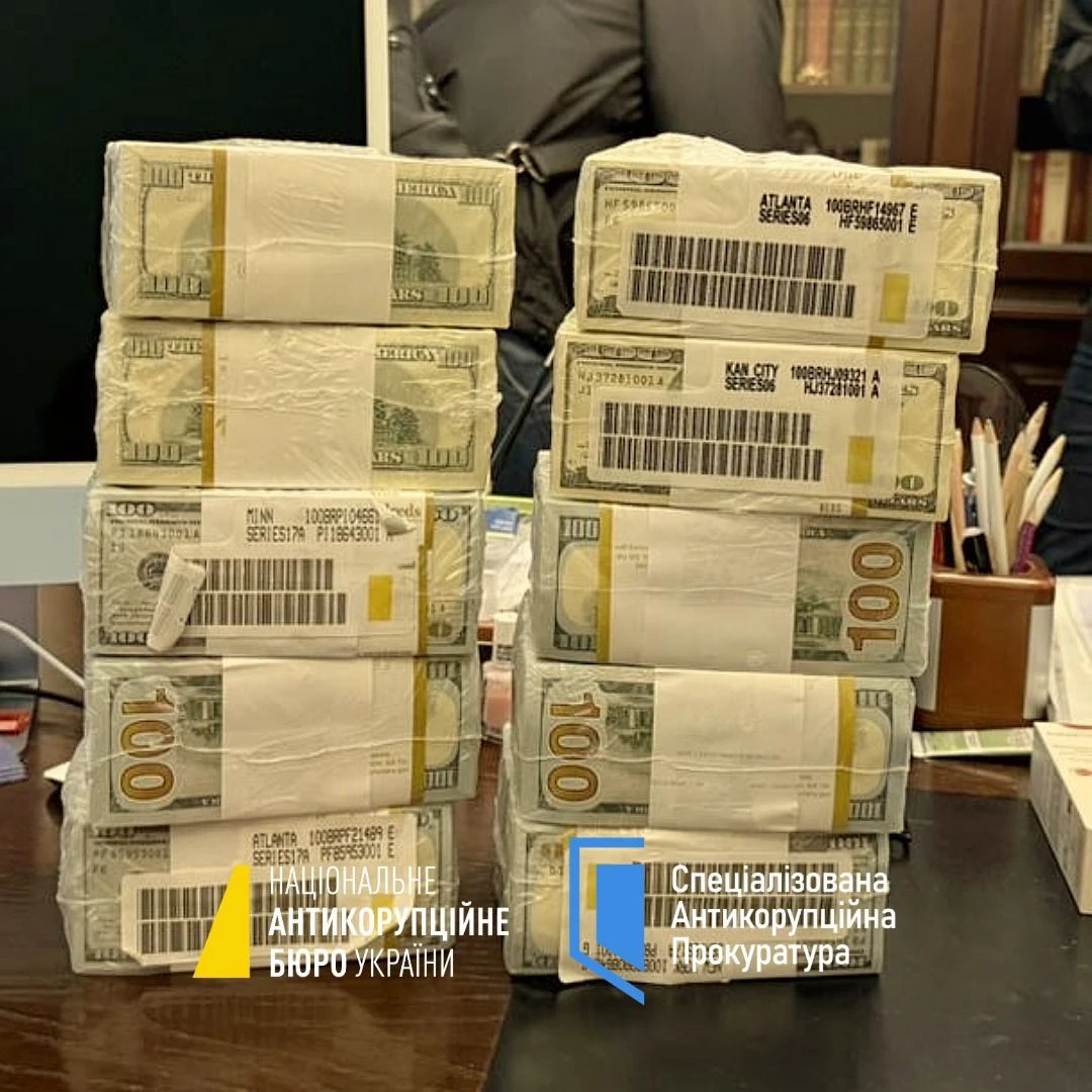 Bargeld, das bei Hausdurchsuchungen im vergangenen November bei Staatsangestellten gefunden wurde. Foto: Nationales Antikorruptionsbüro der Ukraine/Spezialisierte Antikorruptionsstaatsanwaltschaft der Ukraine /