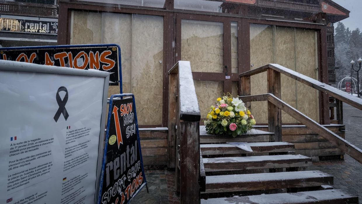 Ein Blumenstrauß vor der Bar „Le Constellation“ in der in der Neujahrsnacht 40 Menschen um Leben gekommen sind.