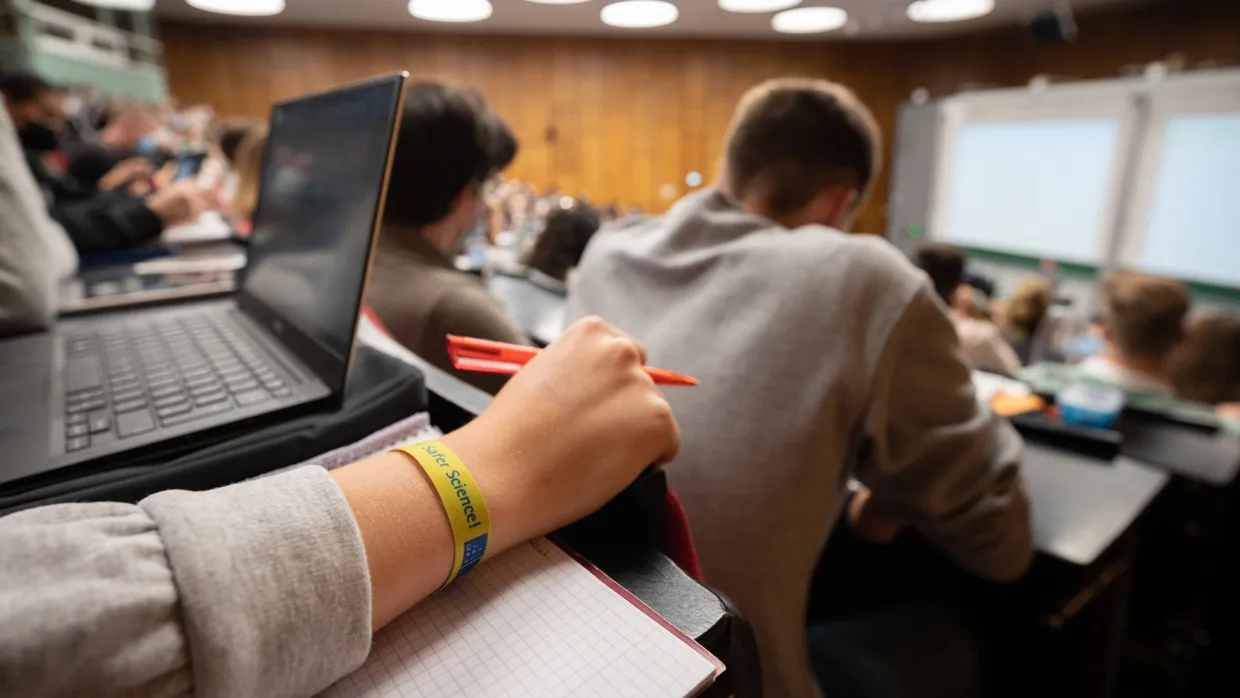 Vor allem bei Studenten ist das niedrige Einkommen nicht zwangsweise mit Armut gleichzusetzen.