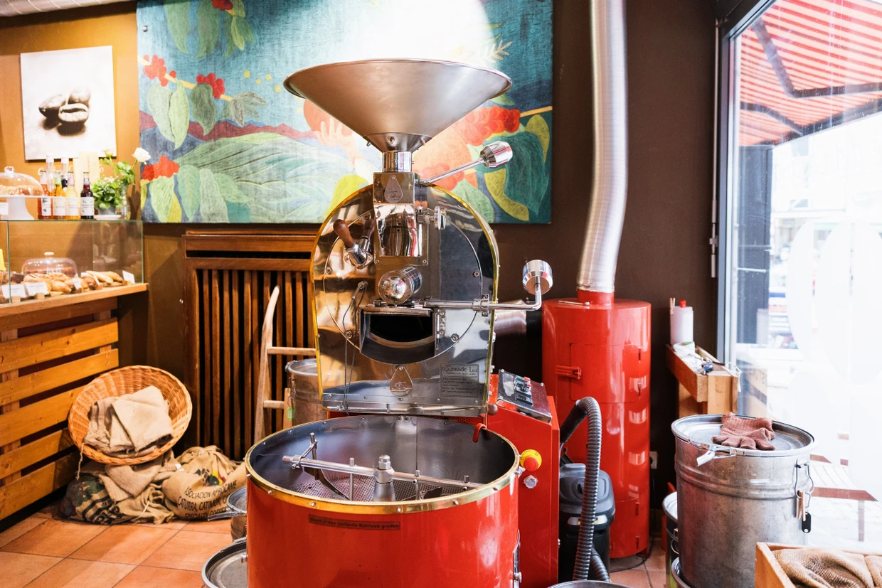 Im Schaufenster: Die Röstmaschine im Café del Castillo in Oberursel ist drei Mal in der Woche in Betrieb.