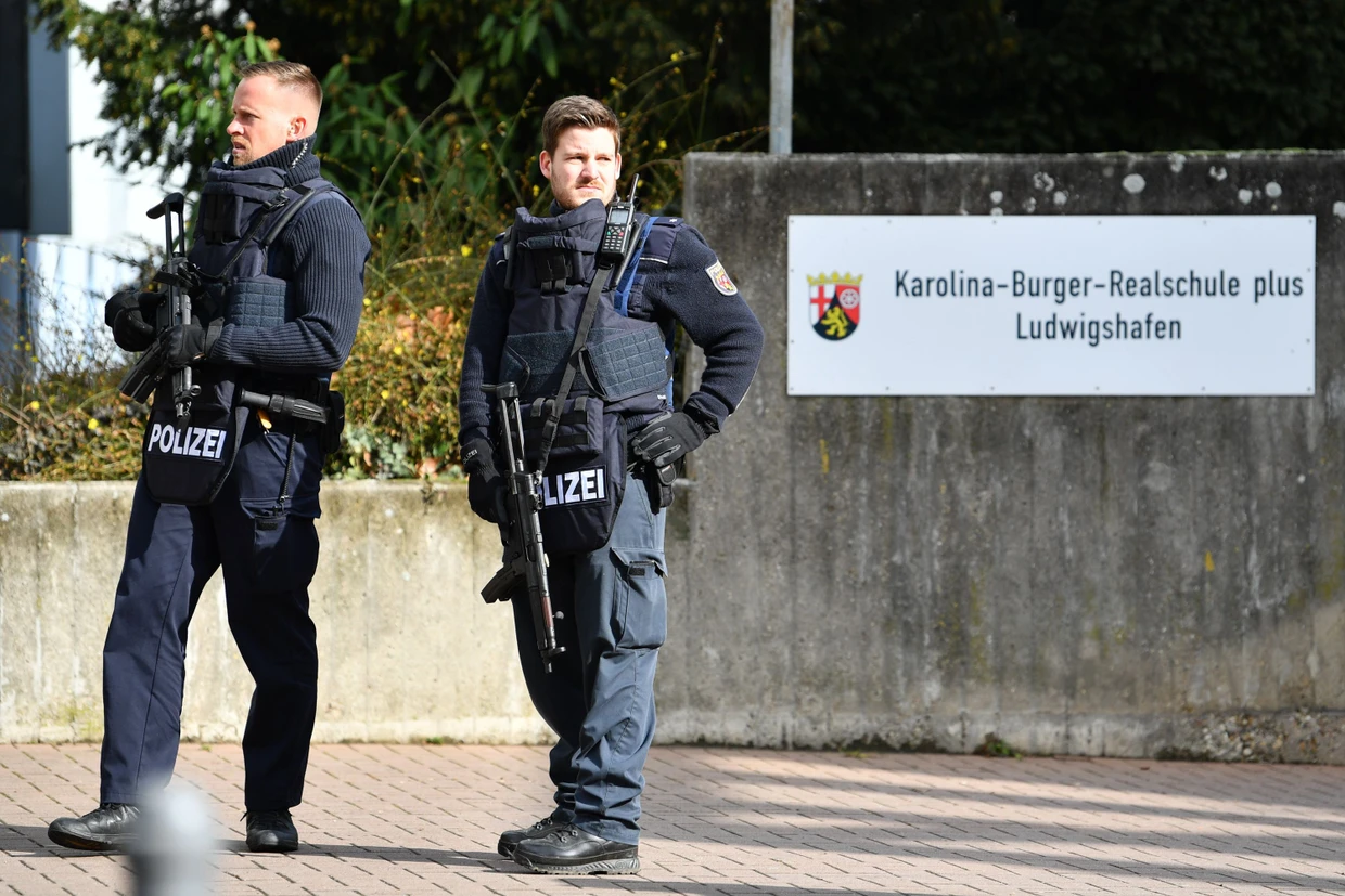 Polizisten vor einer Realschule in Ludwigshafen