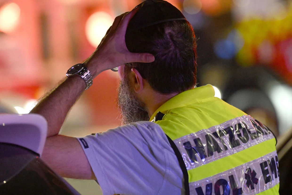 Ein Mitglied der jüdischen Gemeinde von Sydney in der Nähe des Anschlagsorts.