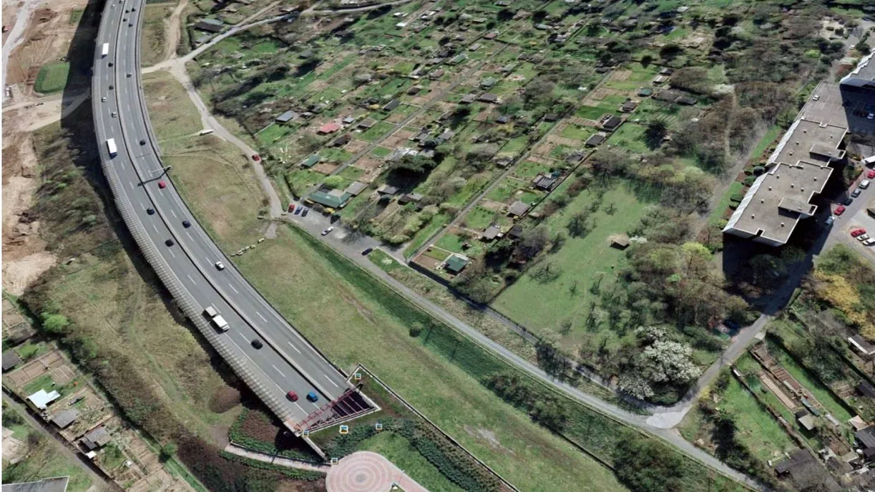 Die A661 verläuft zwischen Bornheim und Seckback - das Foto ist von Norden aufgenommen und zeigt das Ende des Galeriebauwerks Seckbach, die Autobahn verläuft weiter gen Süden