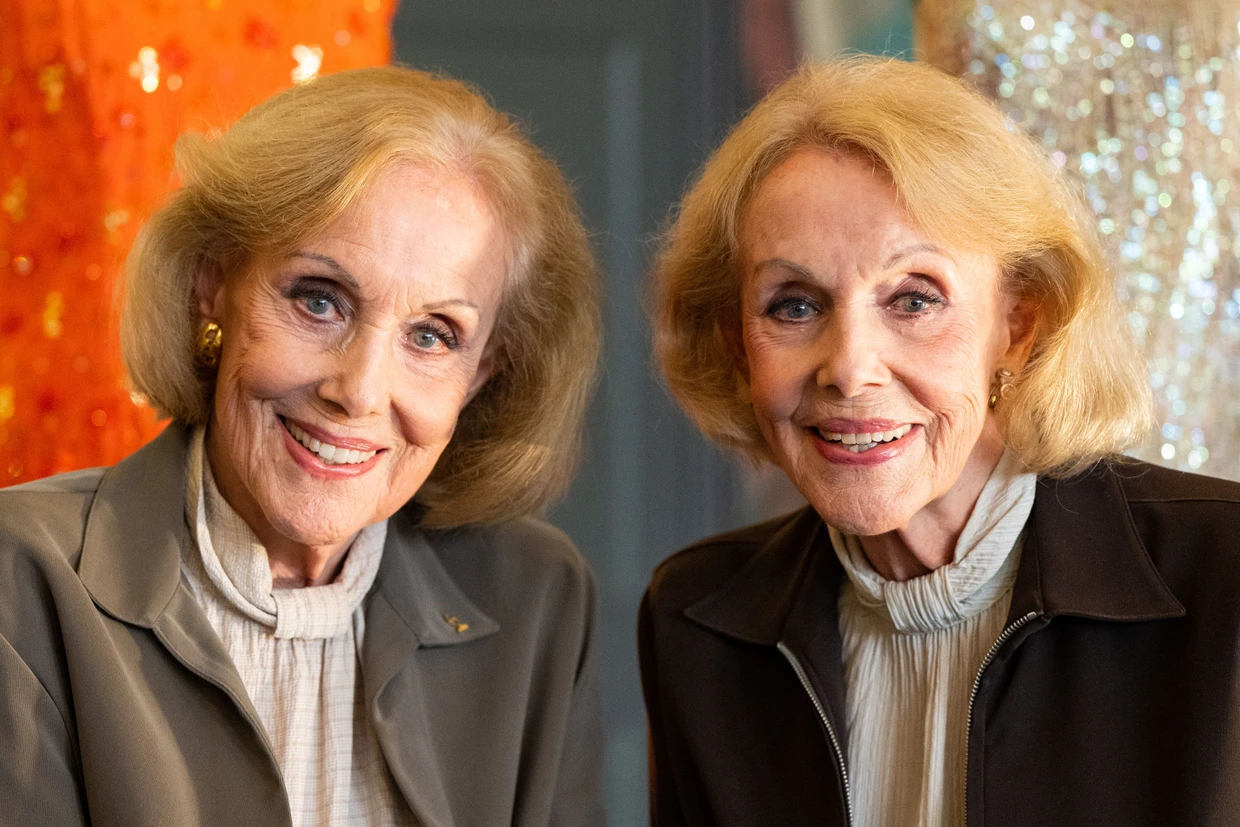 Die Kessler-Zwillinge: Alice (links) und Ellen Kessler im Jahr 2022 im Gärtnerplatztheater.