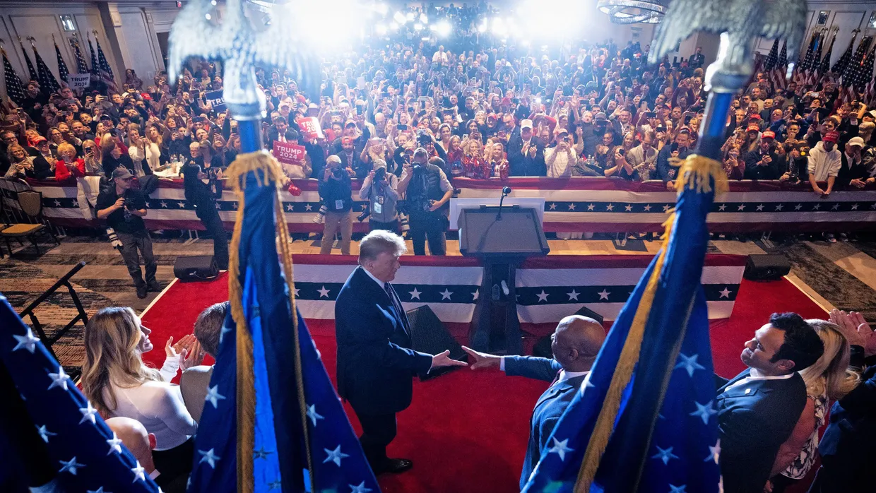 Glückwünsche für den Sieger: Donald Trump lässt sich am Dienstagabend in Nashua von seinen Anhängern feiern.