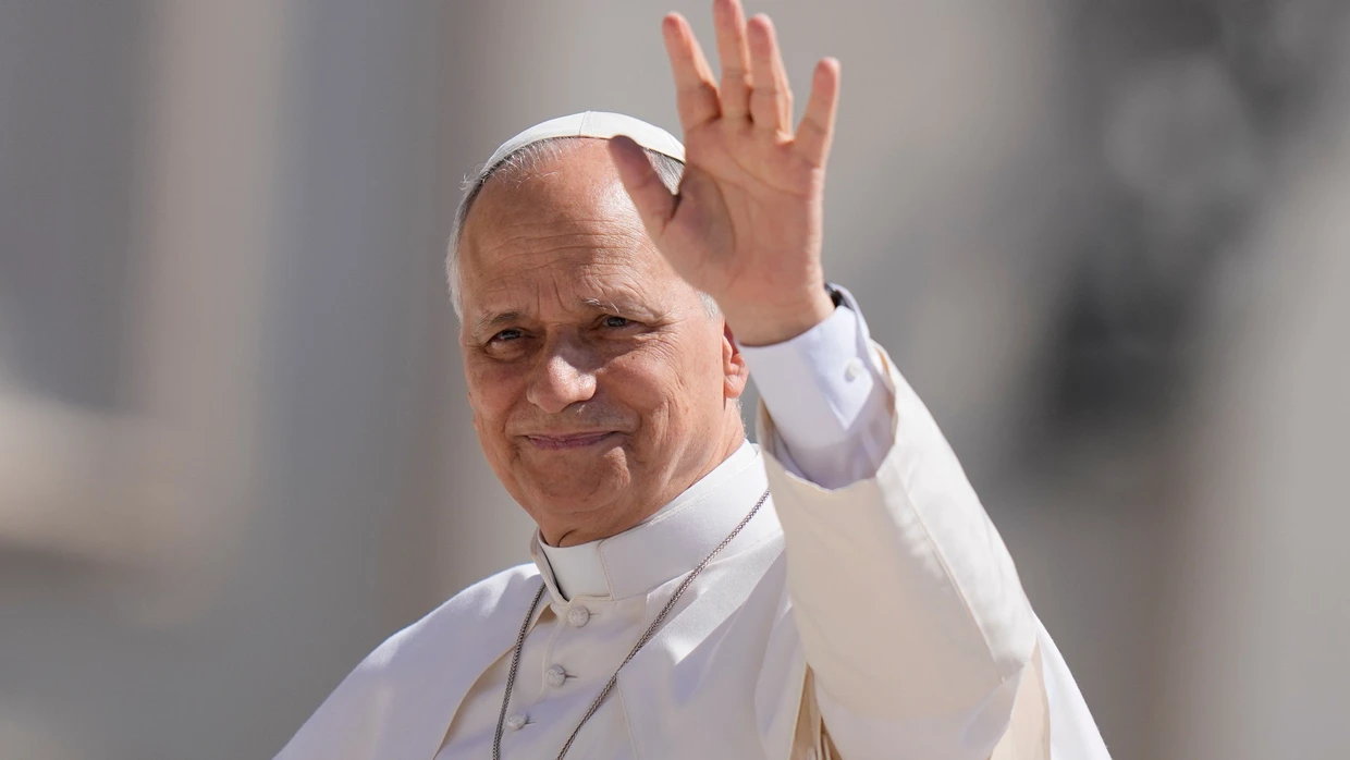 Papst Leo XIV. winkt, als er zur wöchentlichen Generalaudienz auf dem Petersplatz eintrifft.