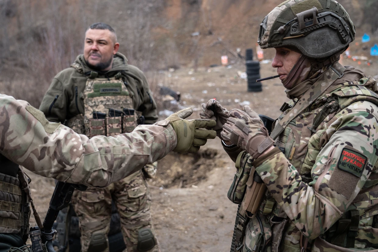 Der Ertrag sind getötete Feinde, die Kosten sind eigene Verluste. Soldaten der Brigade Chartija auf dem Übungsplatz.