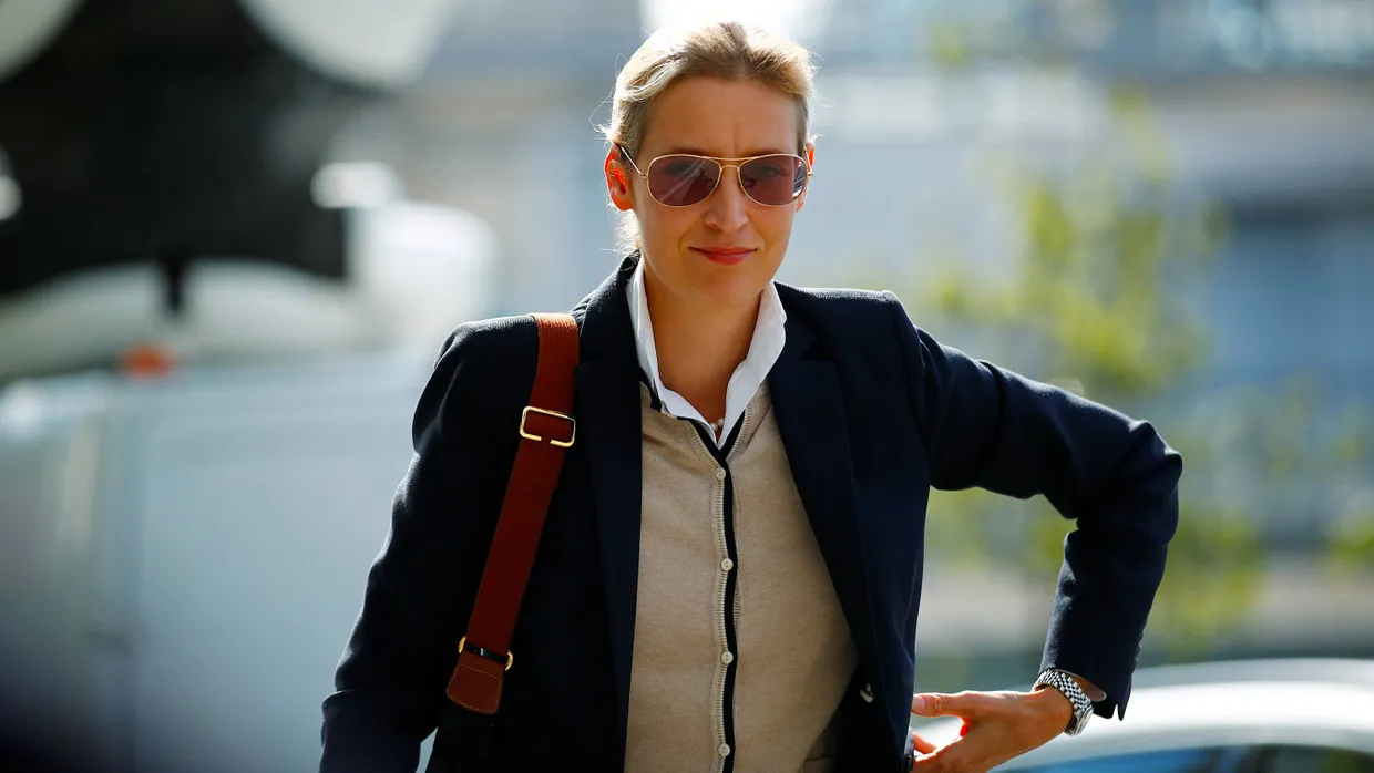 Spitzenkandidatin Alice Weidel auf dem Weg zu einer Pressekonferenz