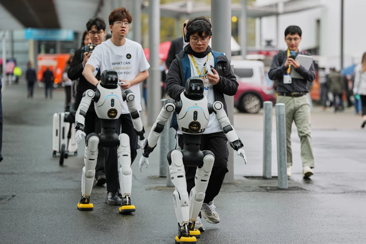 Humanoide Roboter auf der Industriemesse