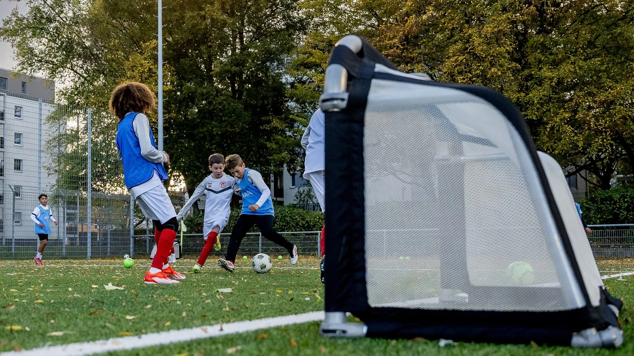Samstags in der Kreisklasse, sonntags oft mit Leistungsvergleichen gegen große Klubs: die U 10 von Rot-Weiss Frankfurt beim Training