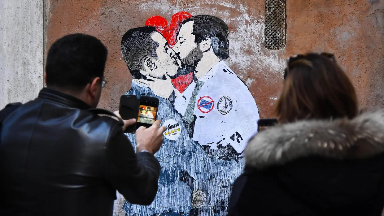 Nun könnte es doch soweit kommen: Luigi di Maio (links) und Matteo Salvini (rechts) verhandeln über eine gemeinsame Regierung, nachdem Silvio Berlusconi nicht länger sein Veto dagegen einlegt.